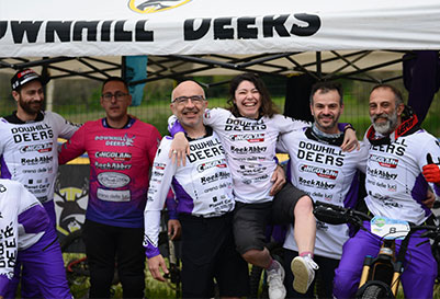 foto di gruppo squadra Downhill Deers Cingoli a fine gara