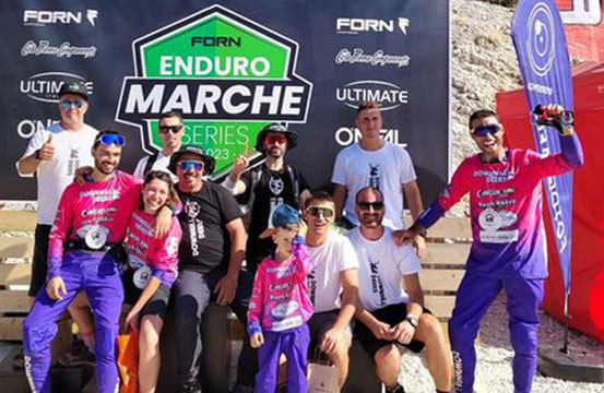 foto di gruppo della squadra agonisti Downhill Deers Cingoli dopo la partecipazione alla gara di Frontignano