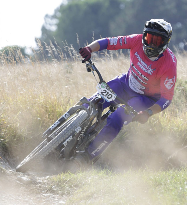 immagine di sfondo atleta in azione sui trail