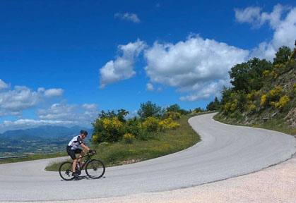 giro ad anello in bici sul monte san vicino